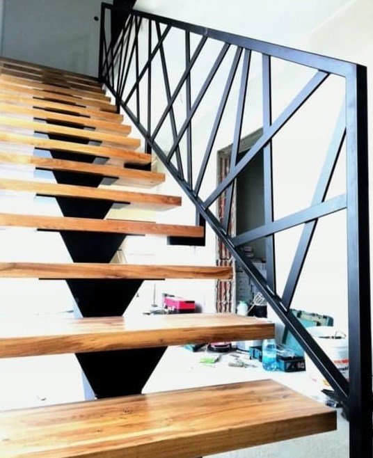 Fabricone - Open-tread staircase with steel railing